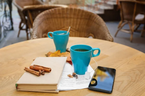 Blaue Tasse Heißer Tee Mit Buch Und Handy Auf Dem — Stockfoto