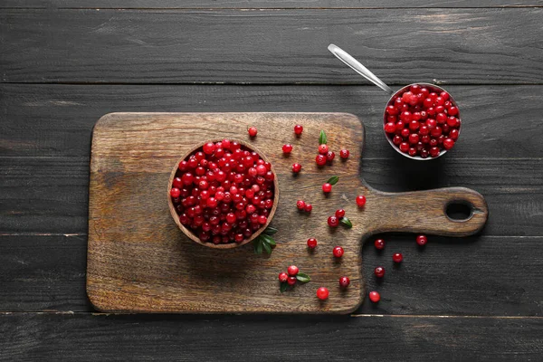 Board Lingonberry Dark Wooden Background — Stock Photo, Image