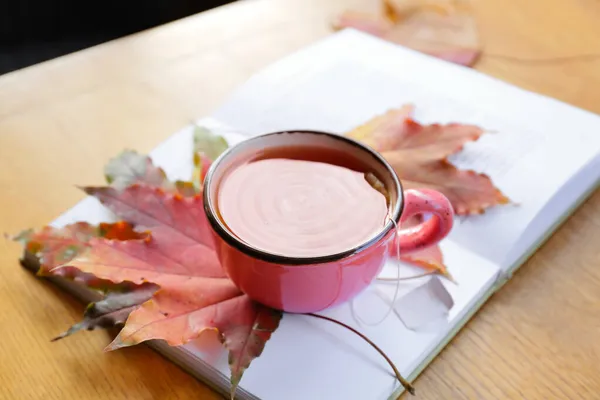 Tasse Thé Livre Feuilles Automne Sur Table Bois — Photo