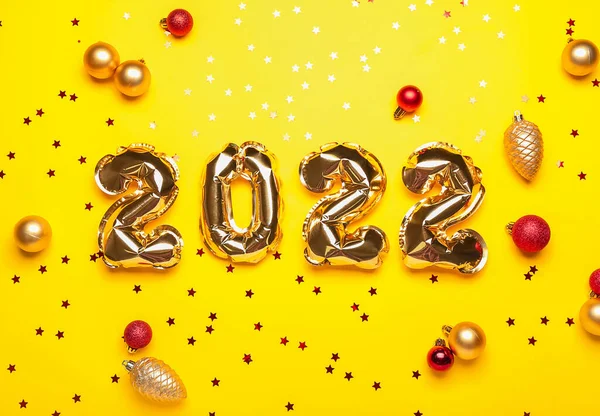 图2022形状的气球和色彩背景上的新年装饰 — 图库照片