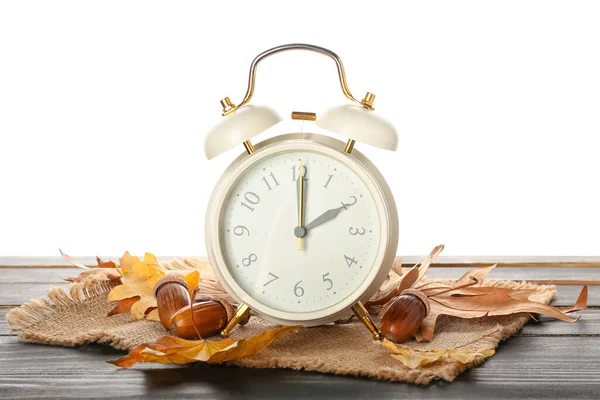 Relógio Alarme Bolotas Folhas Outono Mesa Contra Fundo Branco Fim — Fotografia de Stock