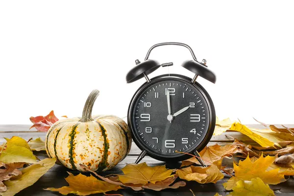 Reloj Despertador Calabaza Hojas Otoño Sobre Mesa Sobre Fondo Blanco — Foto de Stock