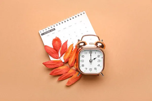 Reloj Despertador Calendario Hojas Otoño Sobre Fondo Color Fin Del —  Fotos de Stock