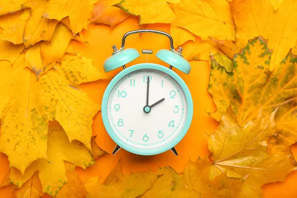 Reloj Despertador Hojas Otoño Sobre Fondo Color Fin Del Horario — Foto de Stock