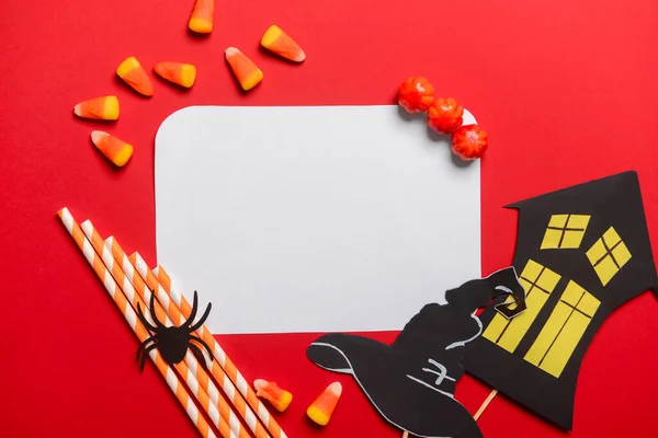 Czysty Papier Cukierkami Wystrój Halloween Czerwonym Tle — Zdjęcie stockowe