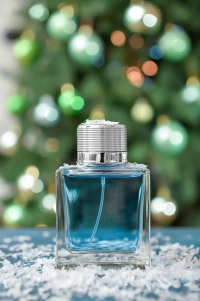 Butelka Perfum Świąteczne Kulki Stole Niewyraźne Tło — Zdjęcie stockowe