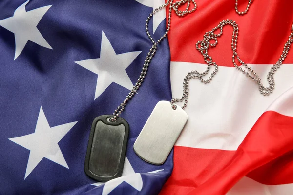 アメリカの国旗に軍事タグ — ストック写真