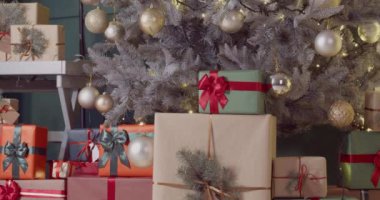 Oturma odasında Noel ağacının altında bir sürü hediye