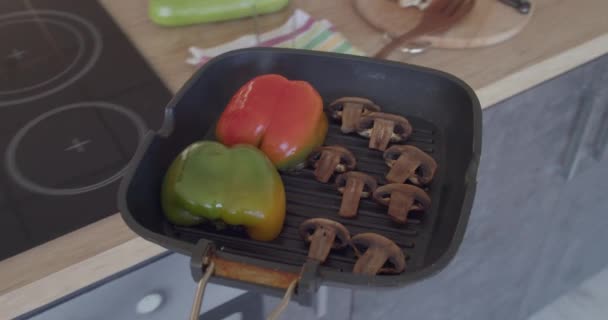 Femme Foyer Mettant Poêle Avec Savoureux Légumes Sur Comptoir Cuisine — Video