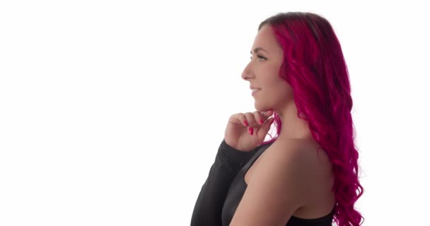 白い背景に異常な明るい髪の色を持つ美しい若い女性 — ストック動画