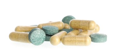 Beyaz arka planda izole edilmiş bir sürü hap.