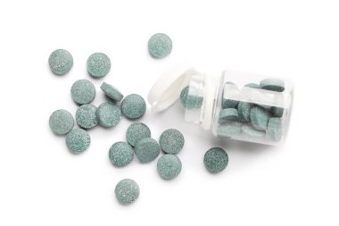 Beyaz arka planda izole edilmiş bir şişe K vitamini hapı.