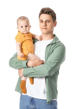 Beyaz arka planda küçük bir bebeği olan genç bir baba.
