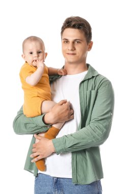 Beyaz arka planda küçük bir bebeği olan genç bir baba.