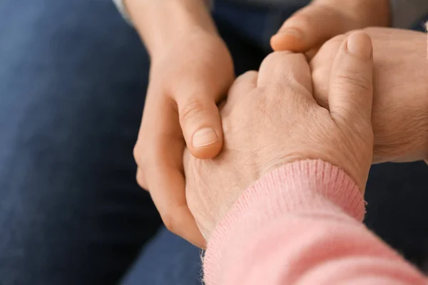 Młoda Kobieta Trzymająca Się Ręce Babci Zbliżenie — Zdjęcie stockowe