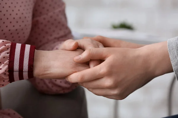 Mujer Joven Cogida Mano Abuela Casa — Foto de Stock