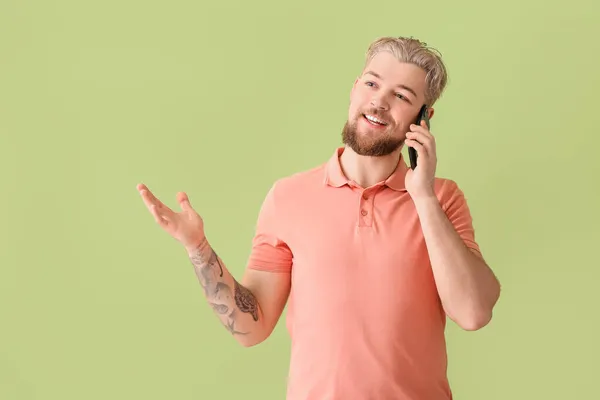 Fiatal Férfi Beszél Modern Mobiltelefon Színes Háttér — Stock Fotó
