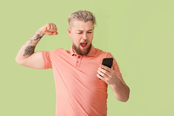 Hombre Joven Feliz Con Teléfono Móvil Moderno Fondo Color —  Fotos de Stock