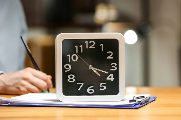 Orologio Con Documento Sul Tavolo Camera — Foto Stock