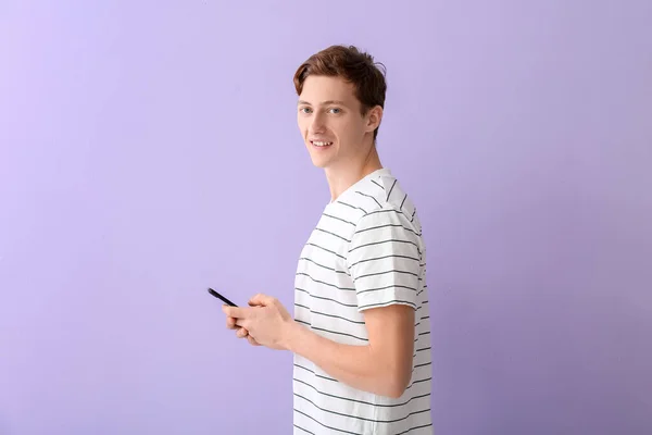 Mladý Muž Moderním Mobilním Telefonem Barevném Pozadí — Stock fotografie