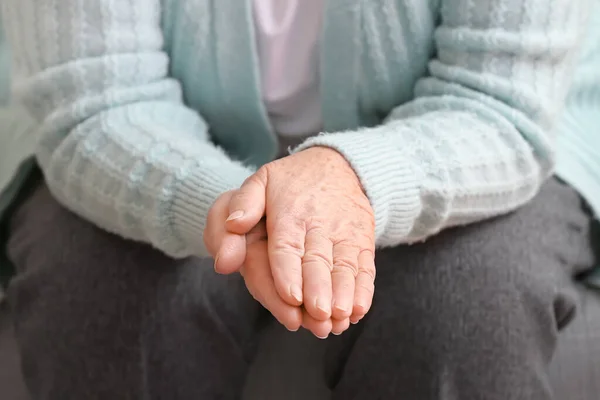 家に座っている高齢者の女性の手を閉じる — ストック写真