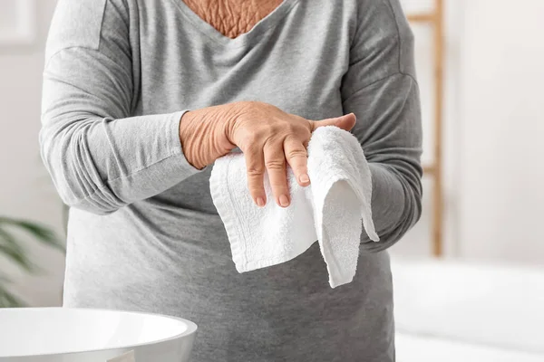Äldre Kvinna Tvättar Händerna Badrummet — Stockfoto
