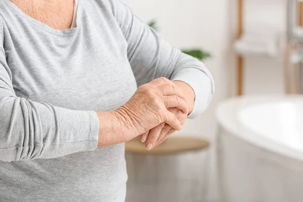 Yaşlı Bir Kadın Banyoda Ellerine Makyaj Kremi Sürüyor — Stok fotoğraf