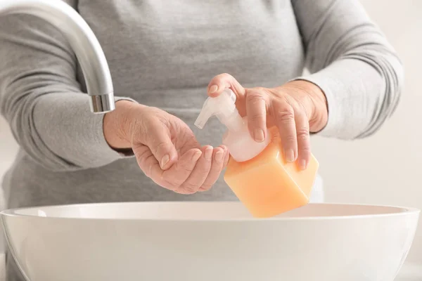 Mulher Idosa Lavando Mãos Banheiro — Fotografia de Stock
