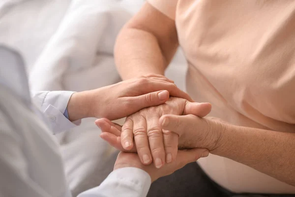 Medico Visita Donna Anziana Clinica Primo Piano — Foto Stock