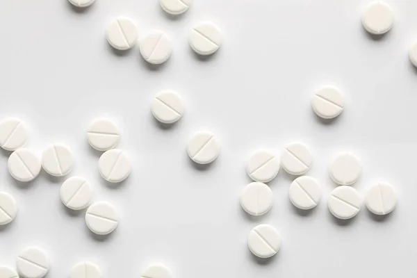 Viele Vitamin Pillen Auf Weißem Hintergrund Nahaufnahme — Stockfoto