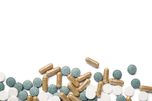 Różne Tabletki Izolowane Białym Tle Zbliżenie — Zdjęcie stockowe
