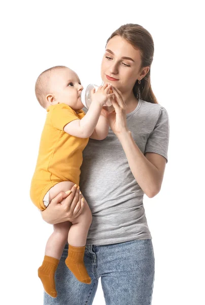 Giovane Madre Che Alimenta Piccolo Bambino Con Bottiglia Sfondo Bianco — Foto Stock