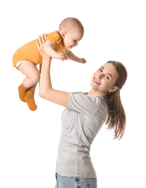 Genç Anne Beyaz Arka Planda Kucağında Küçük Bir Bebek Tutuyor — Stok fotoğraf