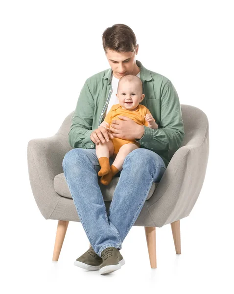 Küçük Bebeği Olan Genç Baba Beyaz Arka Planda Koltukta Oturuyor — Stok fotoğraf