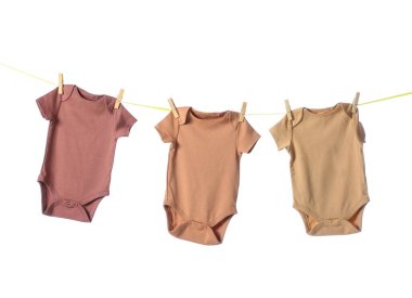 Beyaz arka planda bebek kıyafetleri olan ip.