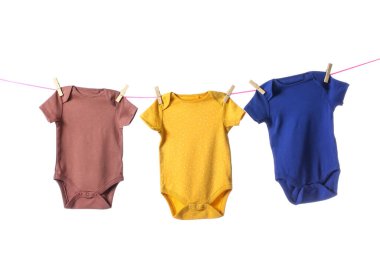 Beyaz arka planda bebek kıyafetleri olan ip.