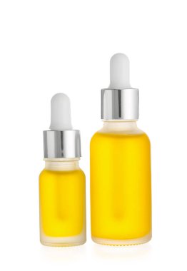 Beyaz arka planda gerekli yağ şişeleri