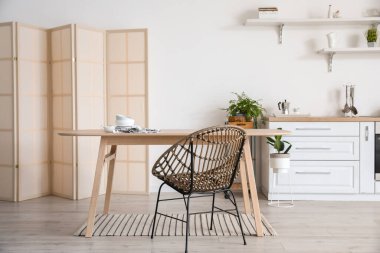 Ahşap yemek masası olan şık bir mutfak.