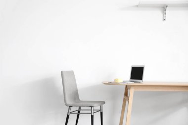 Odanın duvarına yakın şık bir iş yeri.