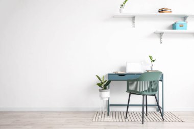 Odanın duvarına yakın şık bir iş yeri.