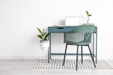 Odanın duvarına yakın şık bir iş yeri.