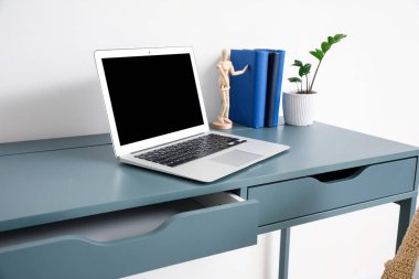 Odanın duvarına yakın şık bir iş yeri.