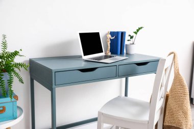 Odanın duvarına yakın şık bir iş yeri.