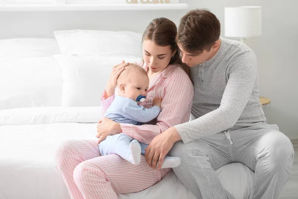 Padres Jóvenes Con Pequeño Niño Dormitorio —  Fotos de Stock