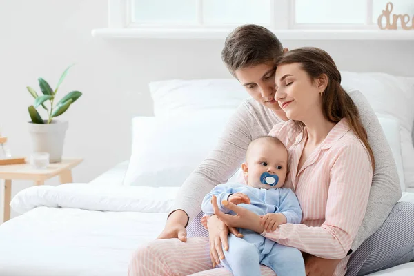 Jonge Ouders Met Kleine Baby Jongen Slaapkamer — Stockfoto