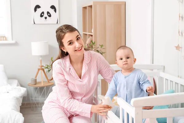 Jovem Mãe Brincando Com Menino Berço Casa — Fotografia de Stock