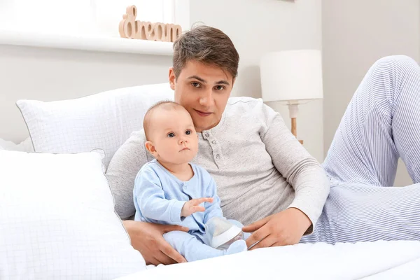 Giovane Padre Con Bambino Bottiglia Acqua Camera Letto — Foto Stock