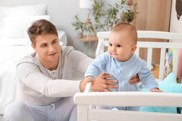 Jonge Vader Met Kleine Baby Jongen Wieg Thuis — Stockfoto