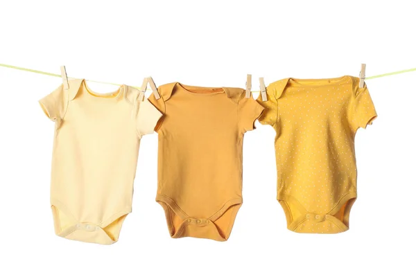Cuerda Con Trajes Bebé Amarillos Sobre Fondo Blanco — Foto de Stock