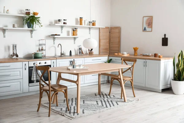 Stilvolle Kücheneinrichtung Mit Holztisch — Stockfoto